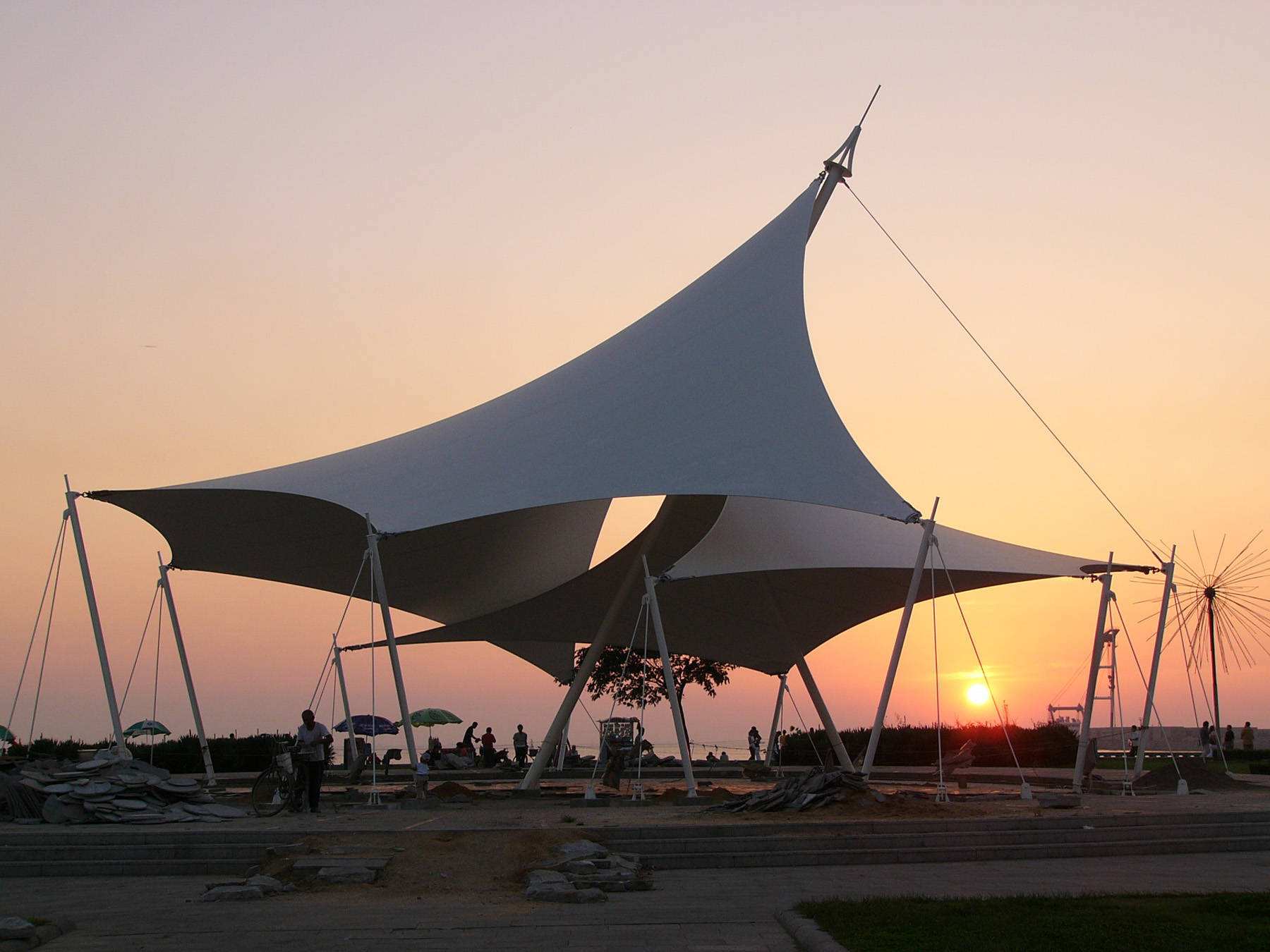 膜結(jié)構(gòu)遮陽棚怎么清洗？