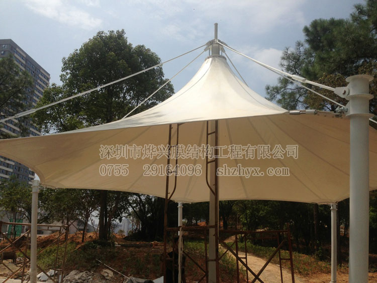 祝賀燁興江門(mén)萬(wàn)達(dá)廣場(chǎng)單帽小傘張拉膜安裝順利完工